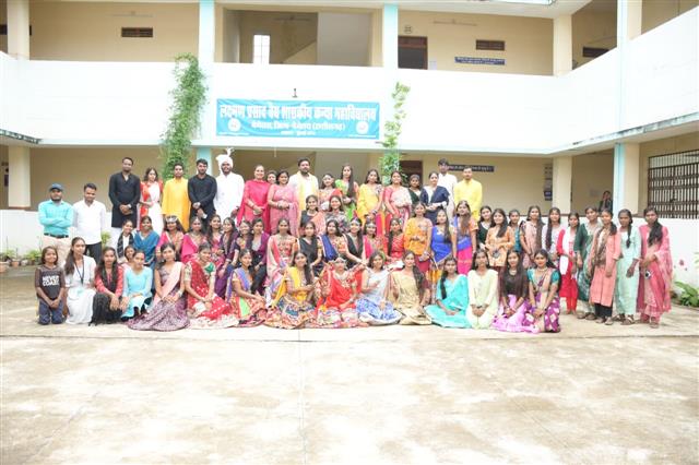 दिनांक 27.09.2025 दिन. शनिवार को लक्ष्मण प्रसाद बैद्य शासकीय कन्या महाविद्यालय बेमेतरा परिसर में रास गरबा आयोजन किया गया। कार्यक्रम में महाविद्यालय के